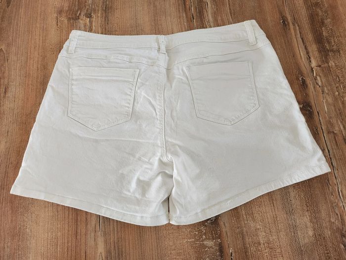 Short blanc promod taille 42 en excellent état coton et elasthane - photo numéro 2