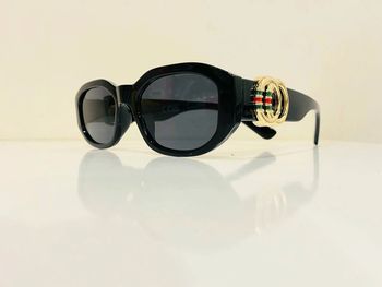 Lunette de soleil femme noire et dorée uvprotection catégorie 3 taille moyenne