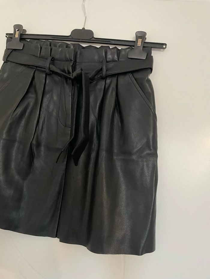 Jupe courte noir taille haute élastique en similicuir avec ceinture Etam taille 34 - photo numéro 3