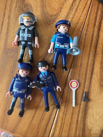 Lot de 4 playmobil policiers