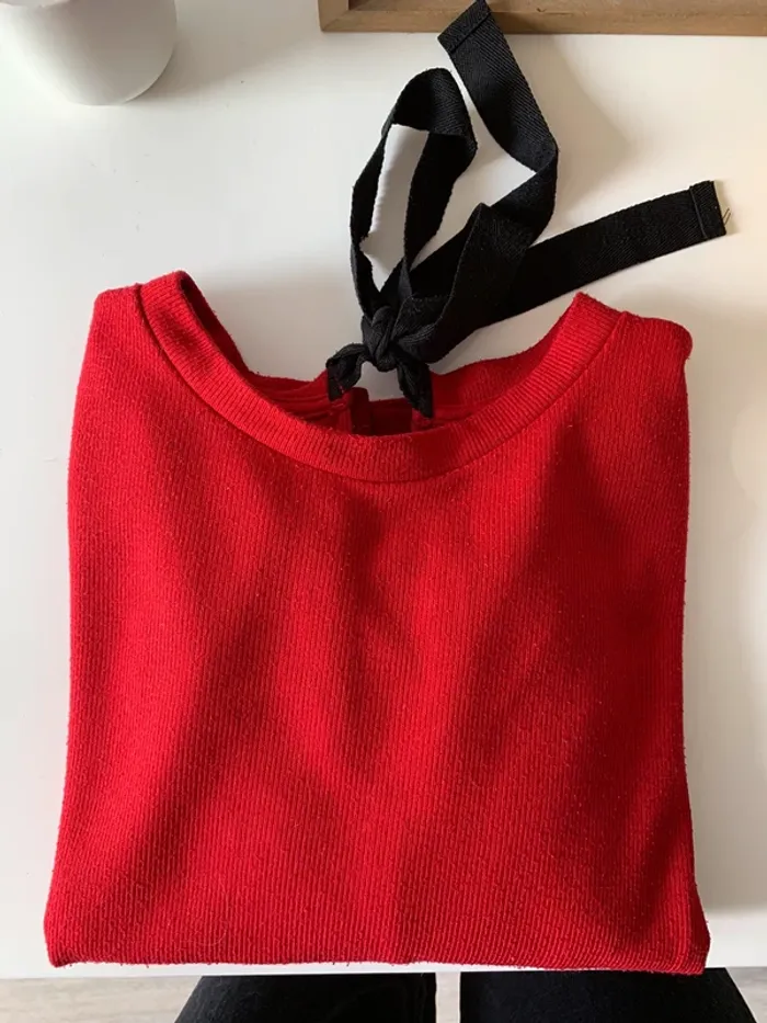 Pull rouge Bershka avec noeud dos - photo numéro 3