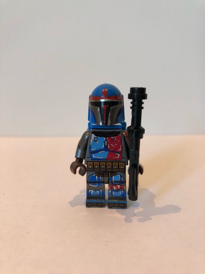 Figurine type lego guerrier Mandalorian. Star Wars