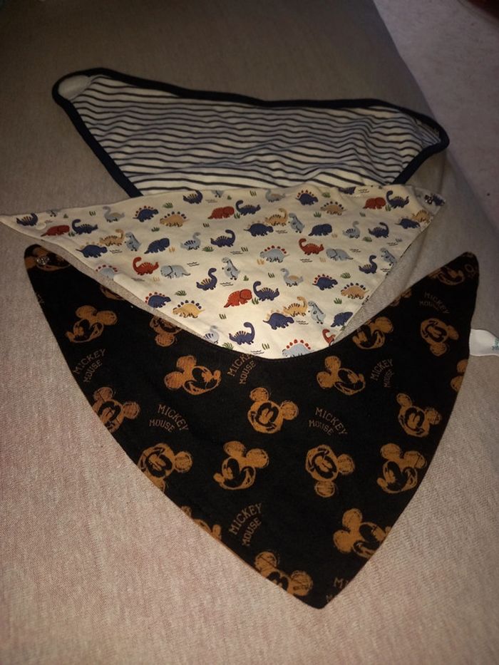 Bavoir triangle mickey Rayé et Dino