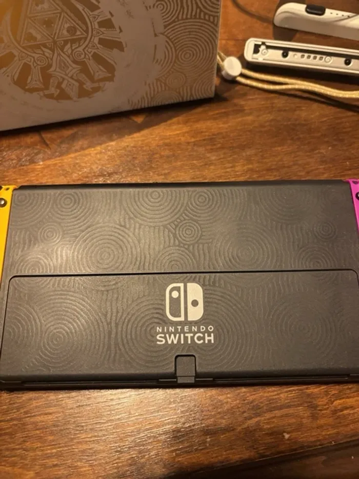 Console Nintendo Switch OLED Legend of Zelda : Tears of the Kingdom Edition - photo numéro 4