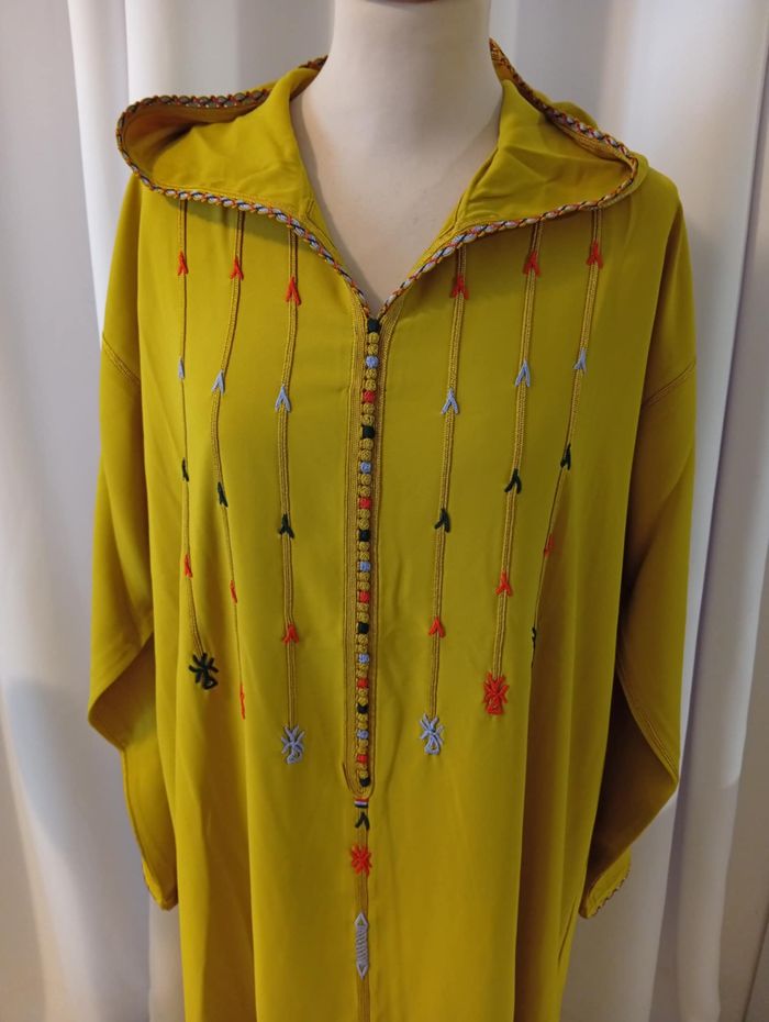 Jellaba Femme Brodée à la Main – Broderie Barchman 4 Fils – Crêpe de Soie Qualité Premium – Taille M - photo numéro 4