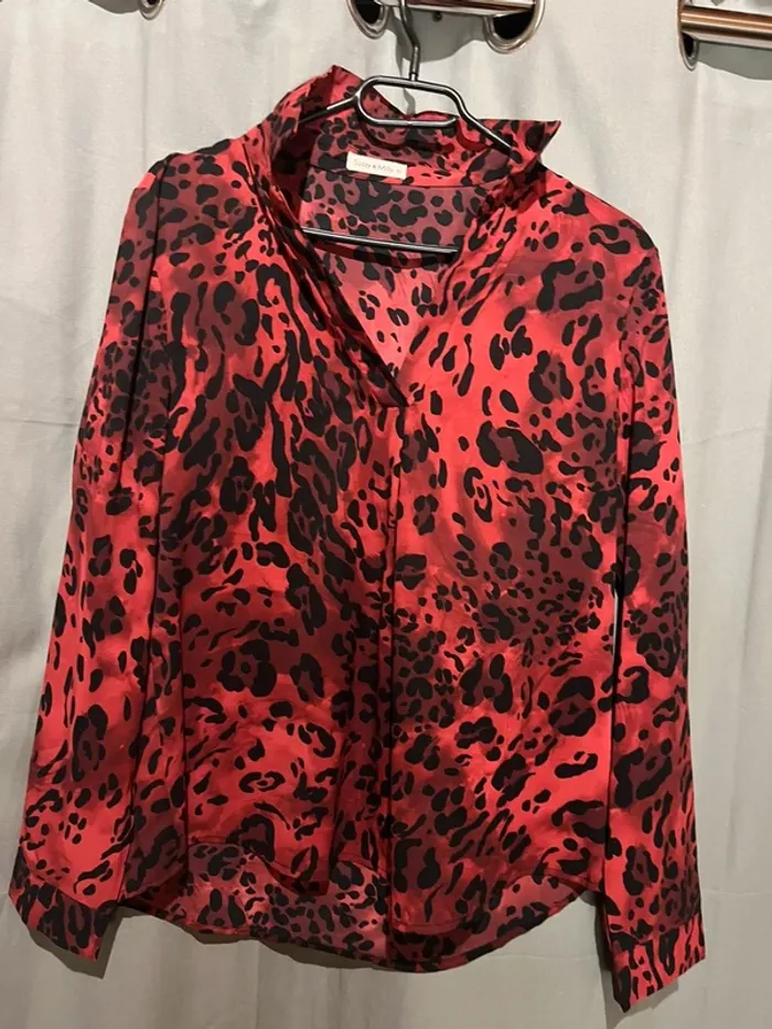 Blouse léopard rouge et noir