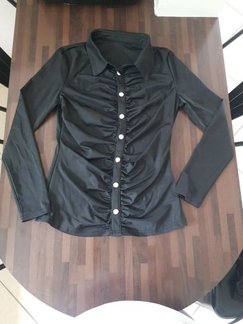 Très jolie chemise noire neuve