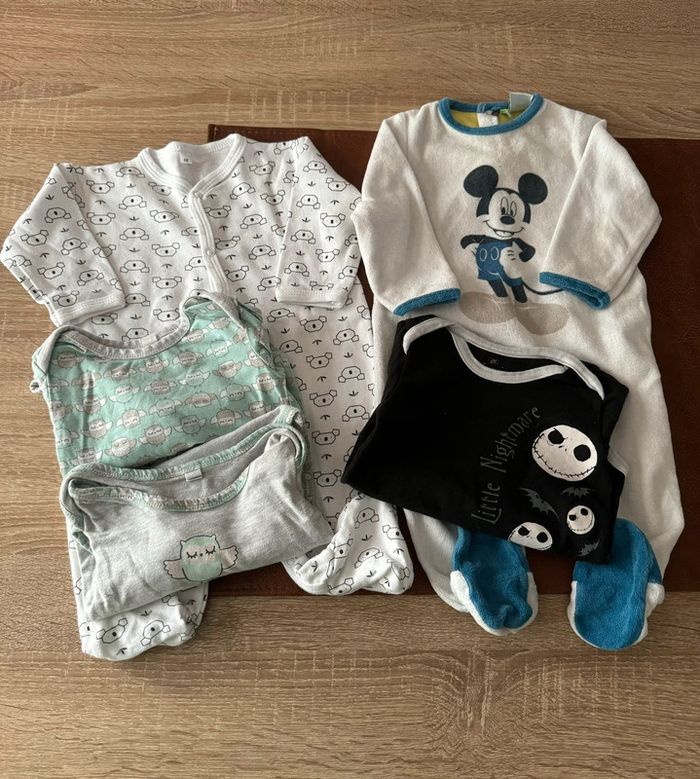 Lot pyjamas et bodys