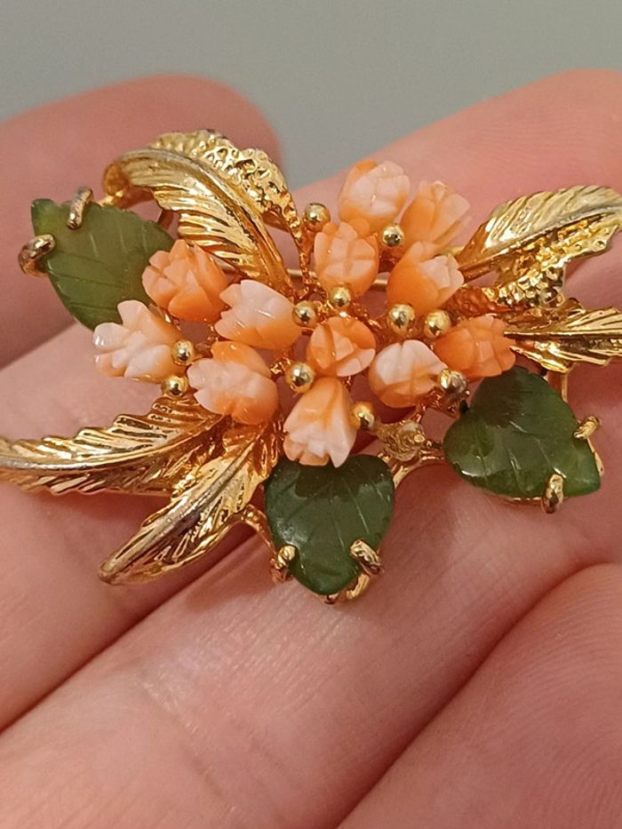 Broche vintage fleurs de corail et feuilles jad - photo numéro 7