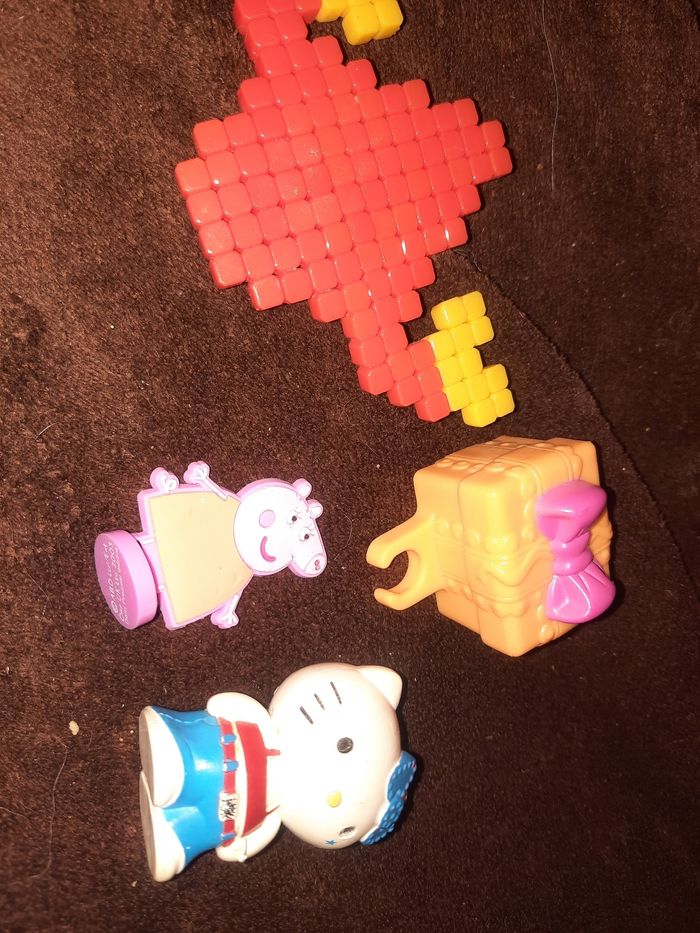 Figurine pepa pig et hello kitty