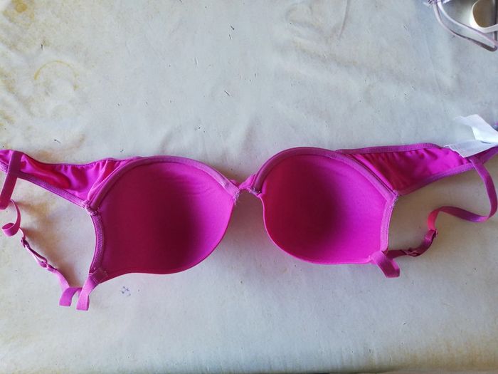 Soutien-gorge Armatures + coques. T. 90 B. Rose Fuschia. 3 Suisses. - photo numéro 2