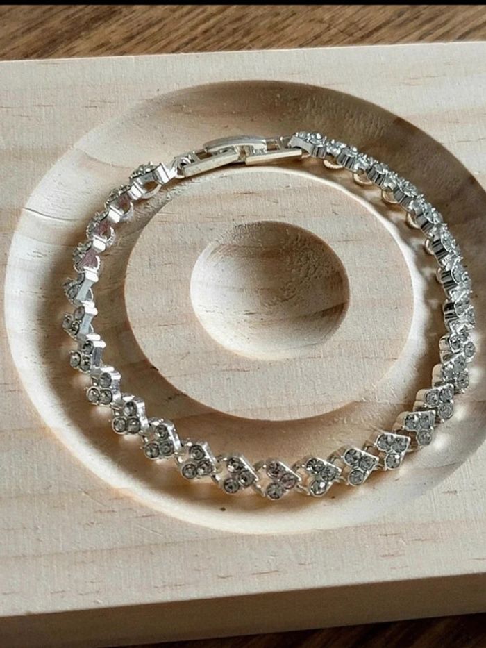 Bracelet fleurs strass argenté – bijou fantaisie élégant femme – chaîne fine brillante chic soirée
