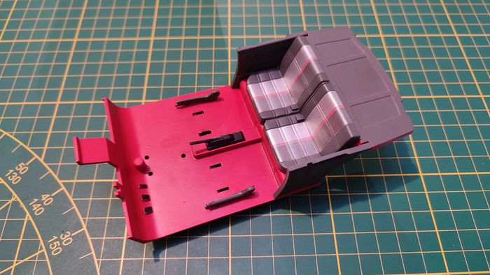 Châssis intérieur pièce détachée miniature Peugeot 205 GTI 1/18 Solido #B41