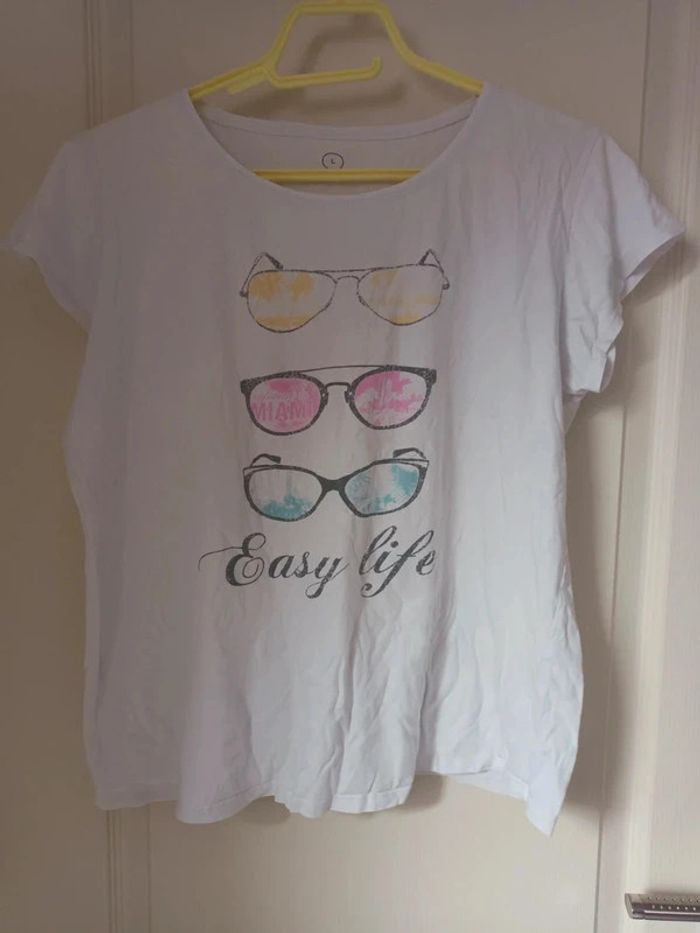 T-shirt blanc avec motif lunettes
