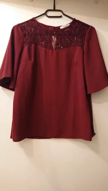 Tee shirt bordeaux decoletté dentelle