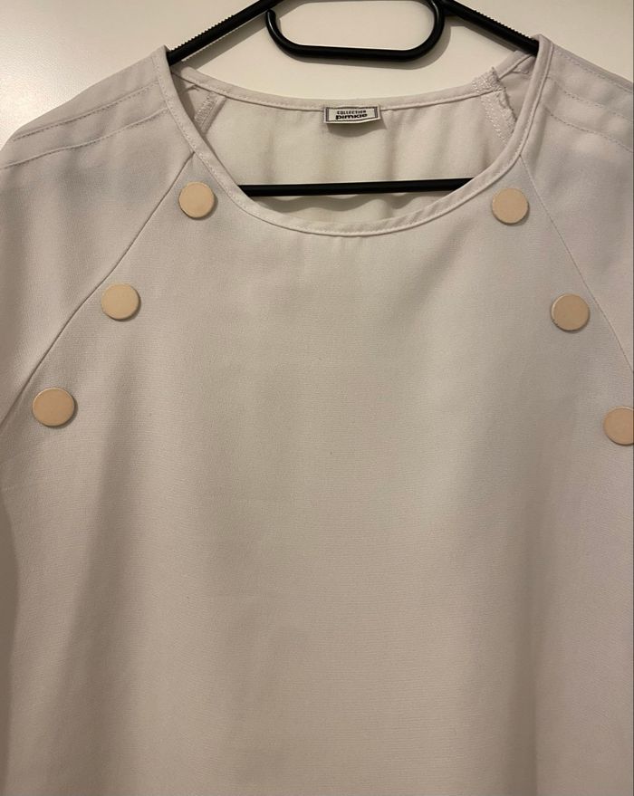 Blouse blanche avec boutons - photo numéro 4