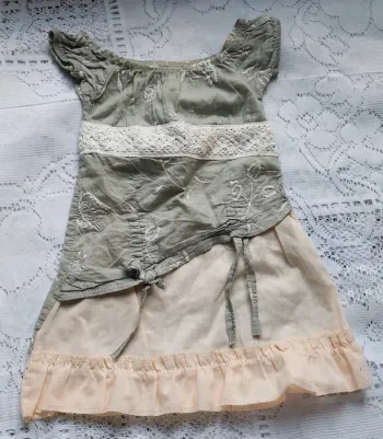 Robe kaki et beige,  décontractée, en très bon état, taille 6 mois