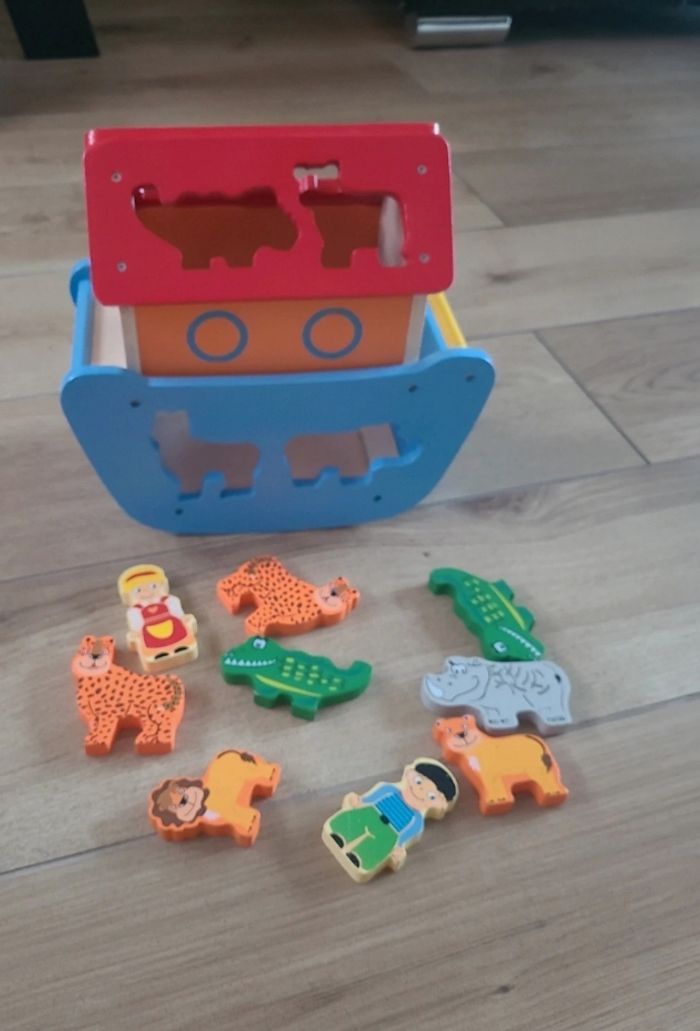 Bateau aplayrche de Noé avec animaux