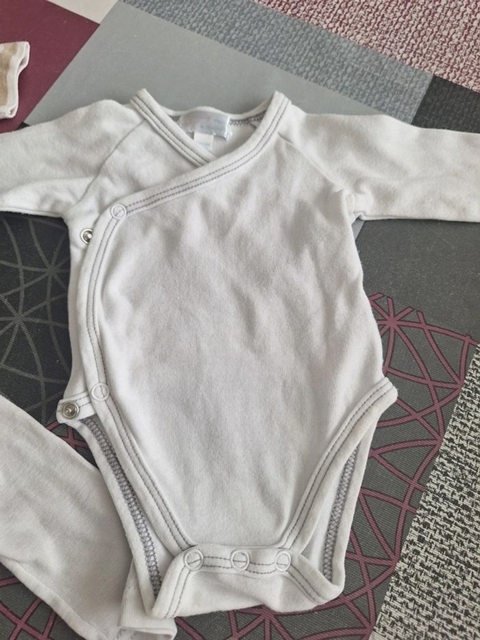 2 bodys et 1 tee-shirt naissance et 1 mois - photo numéro 9