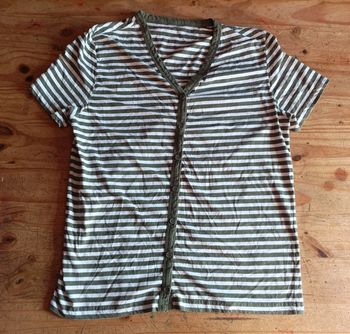 Tee shirt rayé fermeture boutonnée sur le devant