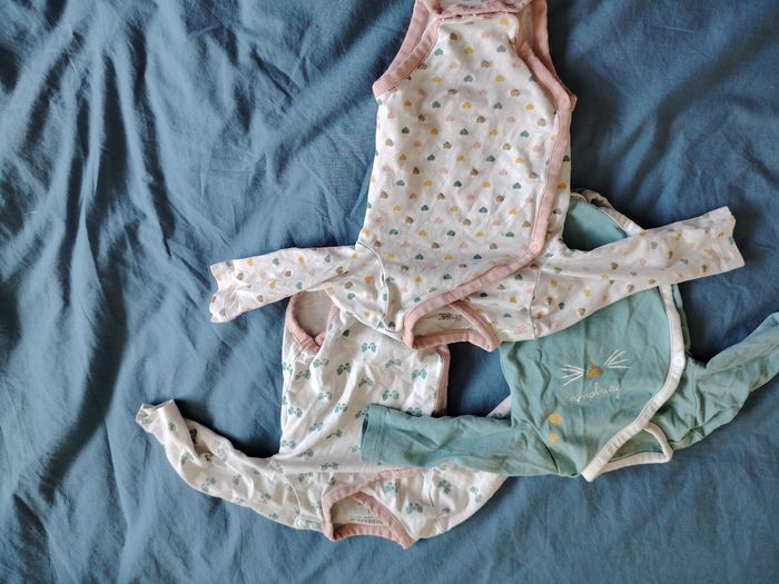 4 pyjamas et 6 bodies hiver - photo numéro 4