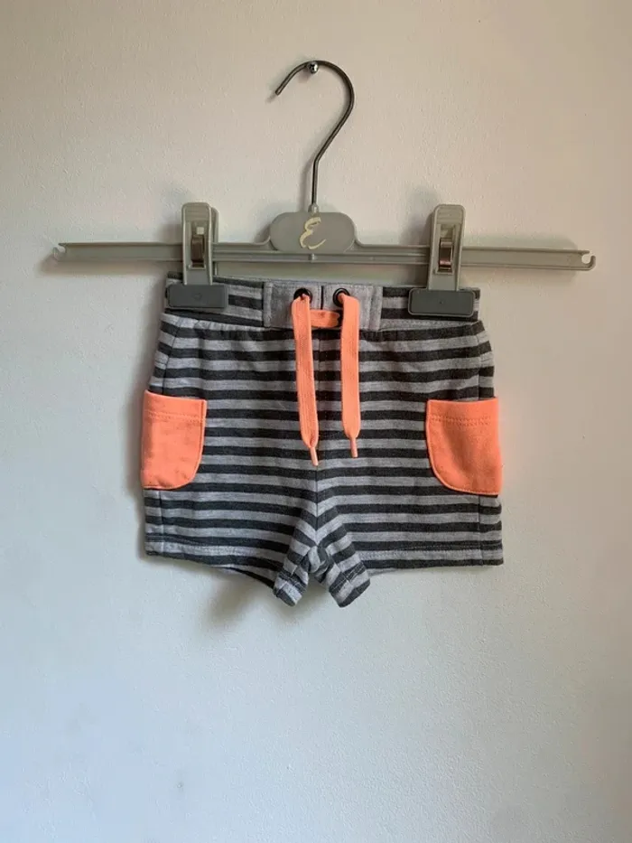 Short rayé gris et corail Kiabi – 12 mois - photo numéro 2