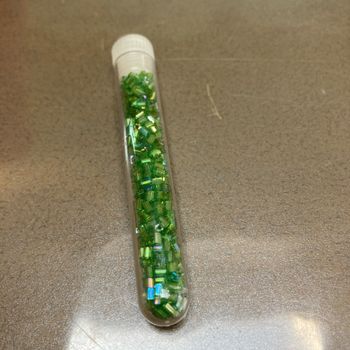 Tube de perles vertes