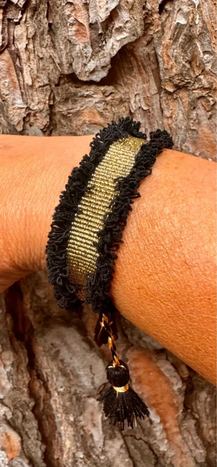 Bracelet manchette fils tissés lins réglable pompons médaille acier de la marque habaha Paris - photo numéro 5