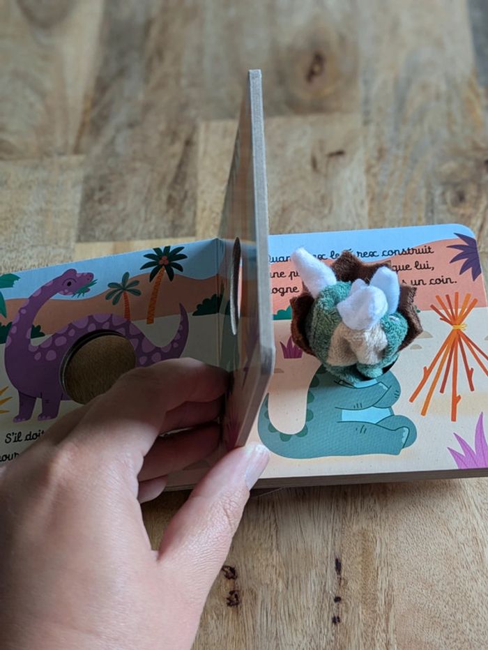 Livre marionnette "Arthur le triceratops" - photo numéro 5