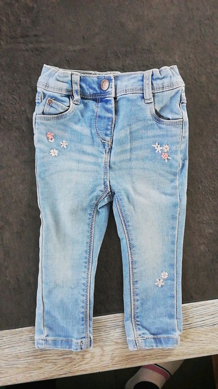 Jean et tee shirt fleuris - photo numéro 2