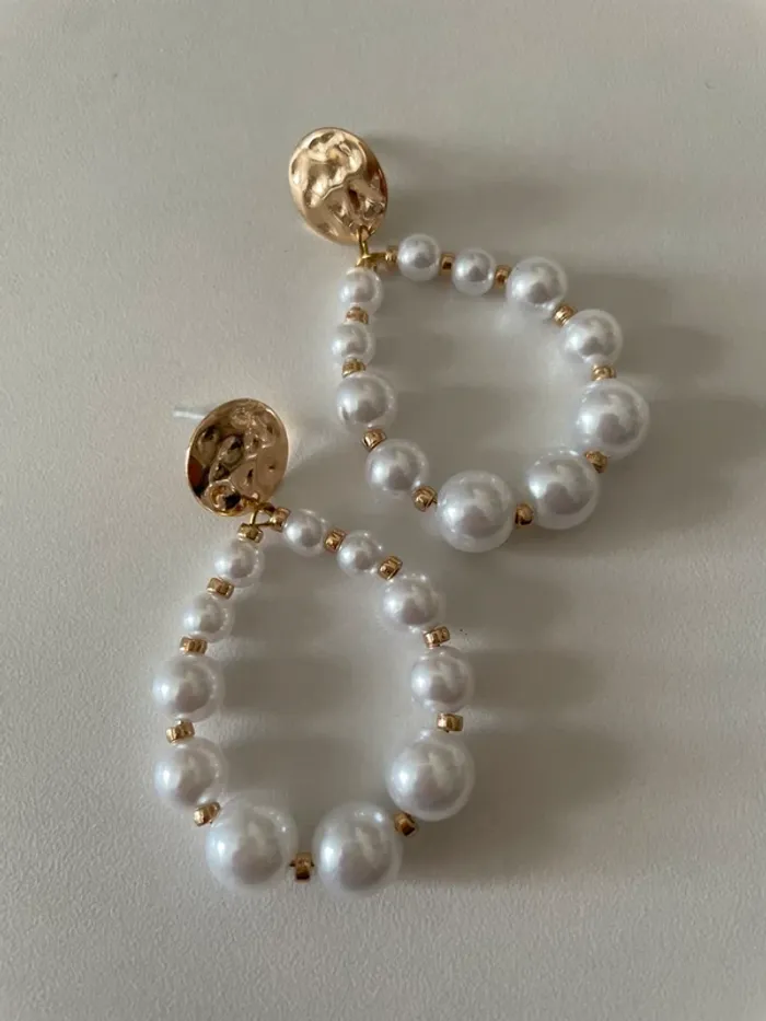 Boucle d’oreille pendantes en perles du groupe MaxMara sans logo,sans étiquette. - photo numéro 2