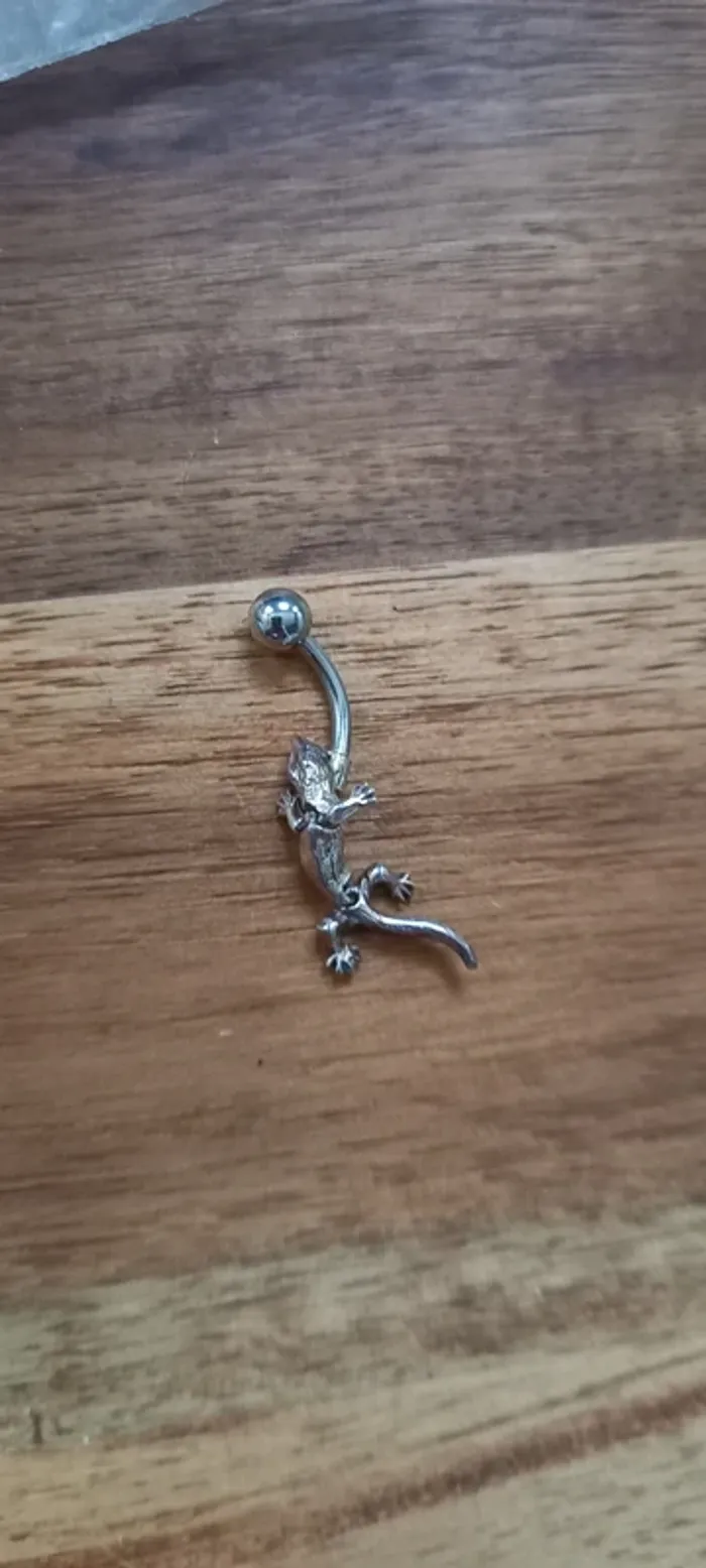 Percing nombril lézard