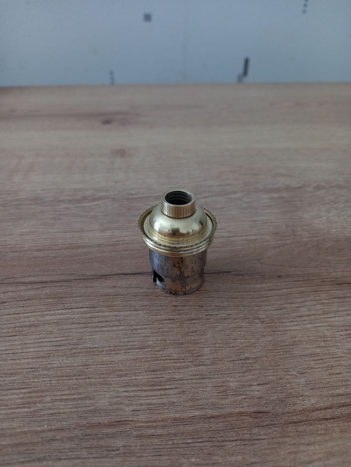 Douille B22 ancienne en acier laitonné et céramique.