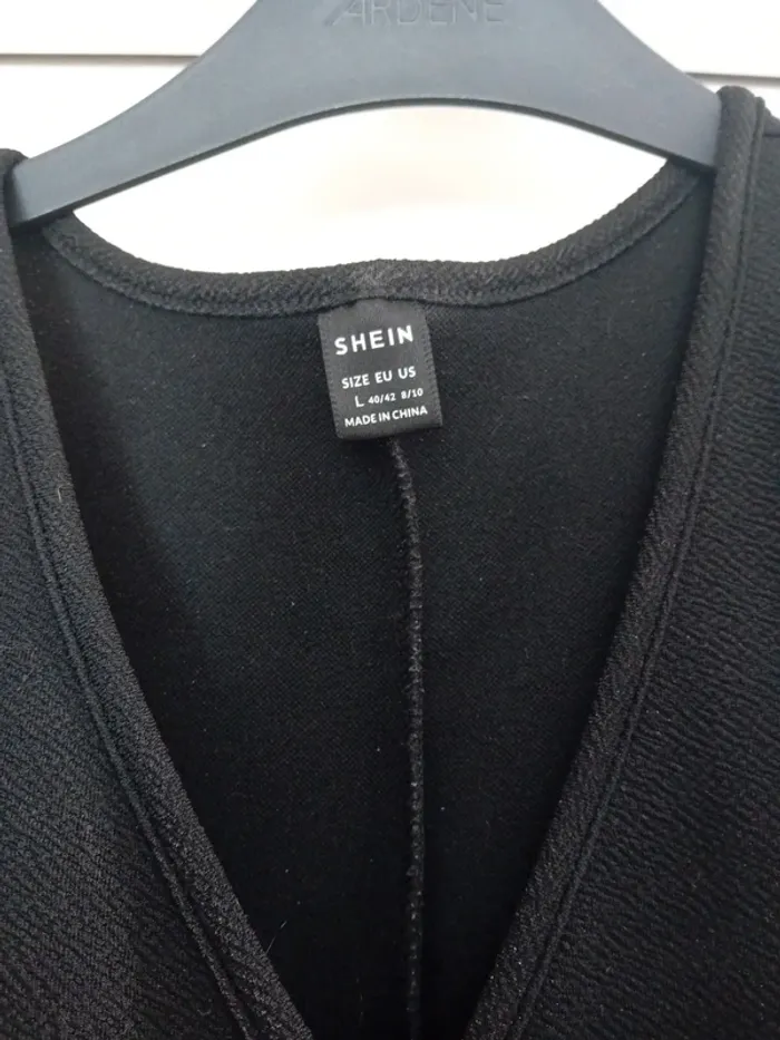 Robe noir en taille L  manche en dentelle décolleté de chez Shein - photo numéro 3