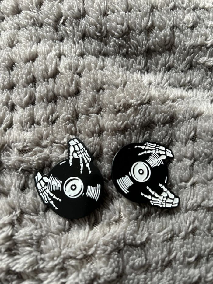 Deux pin’s vinyle squelette - photo numéro 3