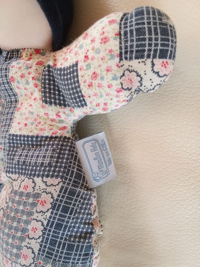 Doudou Moulin Roty vite un câlin poupée chiffon tissu 1997 bleu marine tissu style  patchwork  fleurs fleuri floral visage peint - photo numéro 5