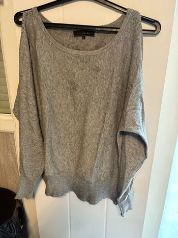 Pull gris découpes aux manches et clous