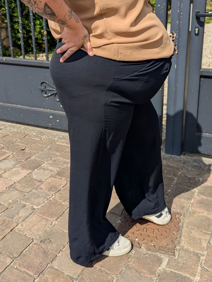 Pantalon fluide Gênes noir, jambes larges
Taille unique Curvy - photo numéro 4