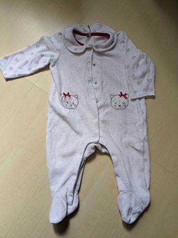 Pyjama blanc/gris et rouge thème chat