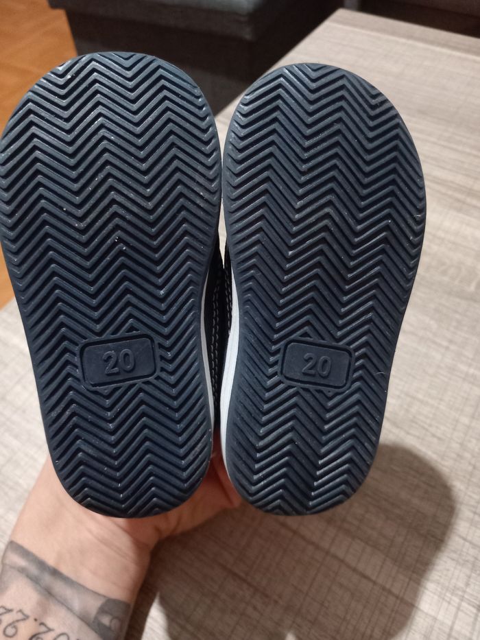 Chaussures 1er pas T 20 neuve - photo numéro 2