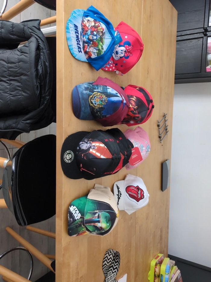Lot de 43 casquettes enfants licence