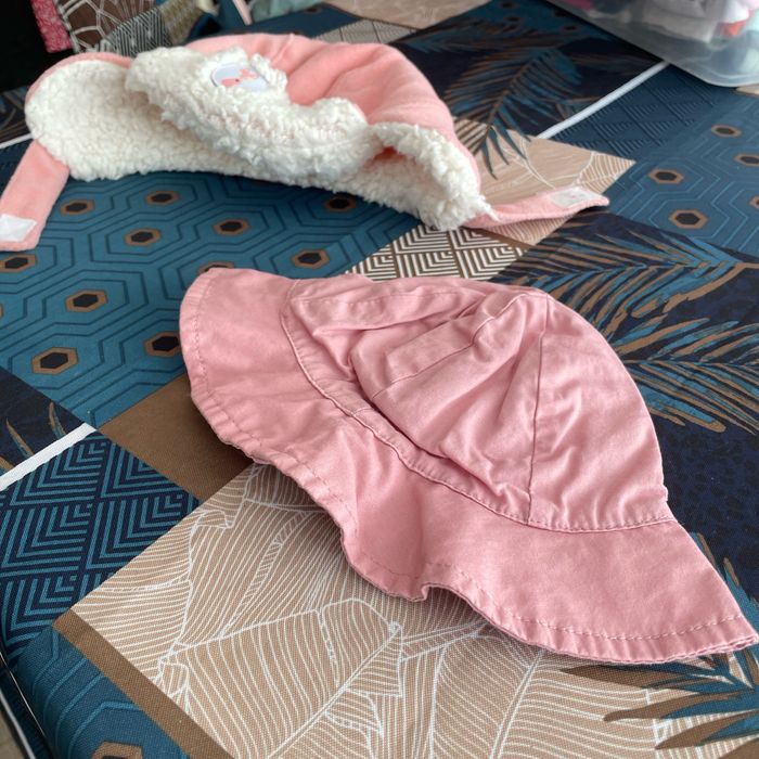 1 chapeau et une chapka