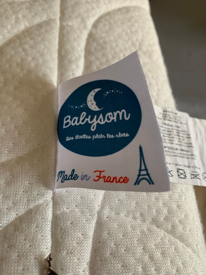 Lit parapluie + 2 matelas neufs. - photo numéro 3