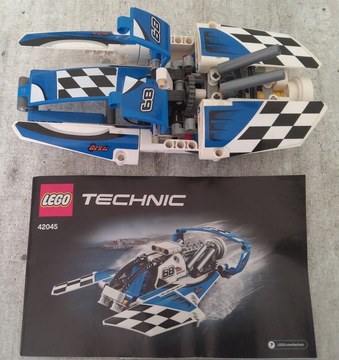 Lego technic  42045  (  bateau  )