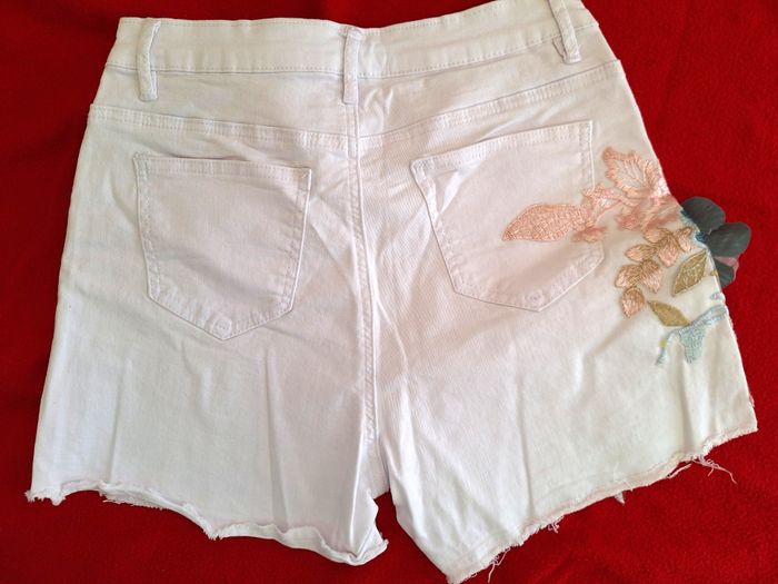 SHORT JEANS BLANC FLEURS ET BRODERIES -TAILLE M  -ZAC & ZOE - photo numéro 2