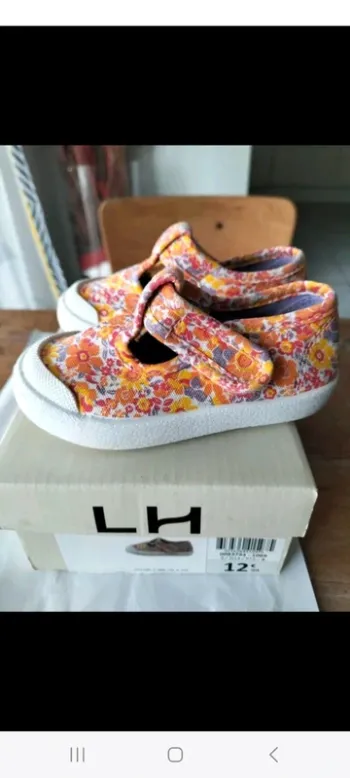 Chaussure en toile, pointure 21.