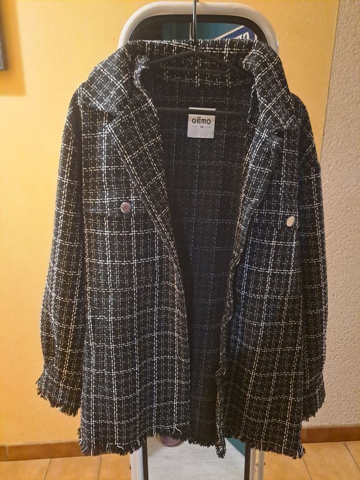 Veste noire et blanche