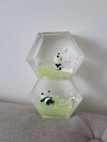 Sablier a huile avec figurines pandas et paillettes. sensoriel retour au calme snoezelen