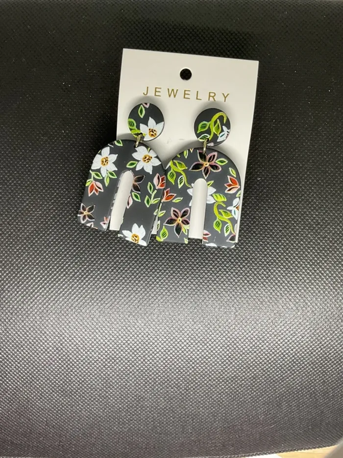 Boucles d’oreilles « U fleuris » neuve