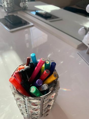 Maquillage pour les yeux de différentes couleurs avec pot